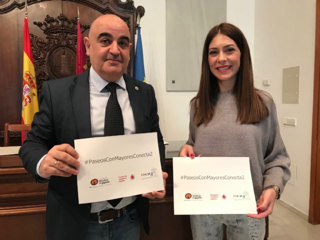 El Ayuntamiento e Iniciativas El Gigante organizan un ciclo de paseos para que los mayores lorquinos se familiaricen con el uso del teléfono móvil, tablets y sus aplicaciones