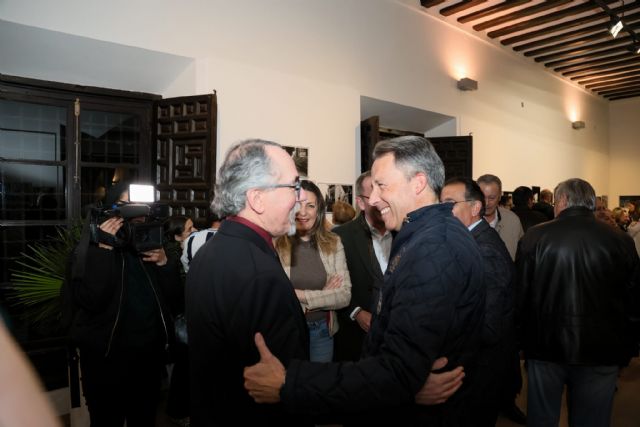 Instantes, momentos, detalles, de la Semana Santa lorquina, en una exposición de fotografías en el Palacio de Guevara
