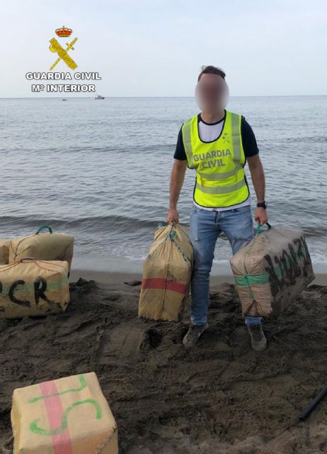 Intervenido un alijo de casi cinco toneladas de hachís en una cala de Lorca