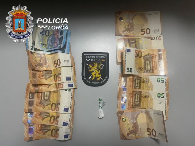 La Policía Local de Lorca detiene a dos personas por un robo con violencia en la calle Jerónimo Santa Fe