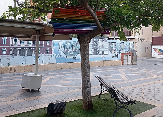 Lorcaíris denuncia una nueva vandalización del banco arcoíris de Lorca y exige una condena institucional firme al Ayuntamiento