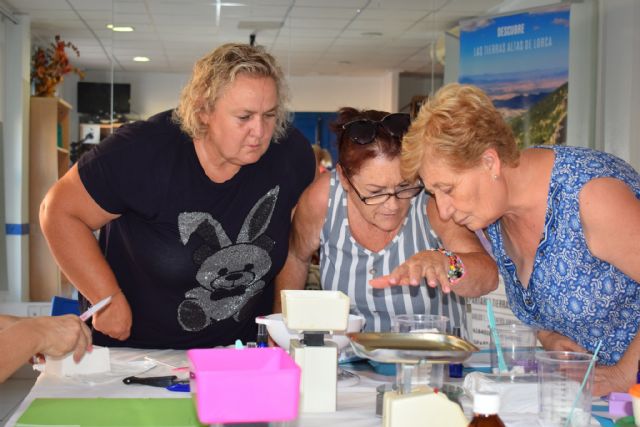 Aprenden a realizar jabones artesanales con aromáticas de las Tierras Altas de Lorca