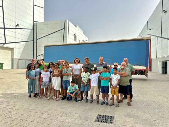 El alcalde de Lorca, Fulgencio Gil, hace entrega de un remolque a la Asociación Sonrisa Saharaui para la distribución de material a los campamentos de refugiados