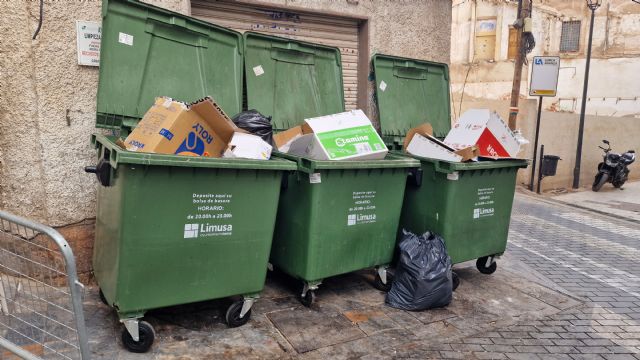 El PSOE denuncia que la limpieza de Lorca 'sigue brillando por su ausencia'