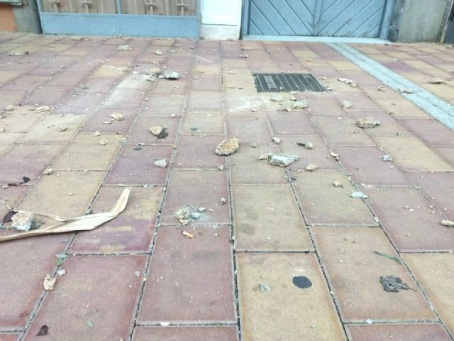 IU denuncia un nuevo desprendimiento de fachada que pone en peligro la seguridad de los peatones