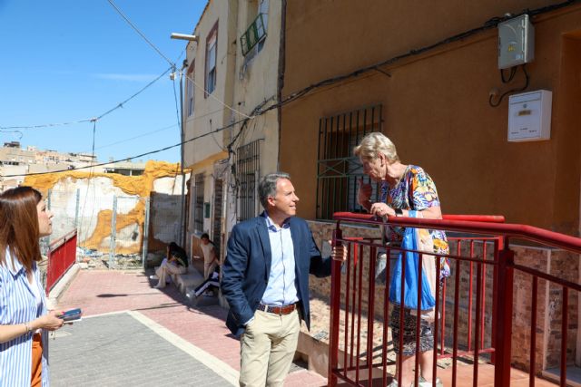 El alcalde de Lorca presenta el proyecto de renaturalización del solar de Ponce de León, en el Calvario Viejo, que sumará una zona recreativa y un mirador al barrio y al Castillo