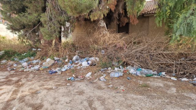 El PSOE de Lorca solicita la limpieza de un solar de propiedad municipal y reclama al alcalde que cumpla con la ordenanza que él mismo exige a los lorquinos