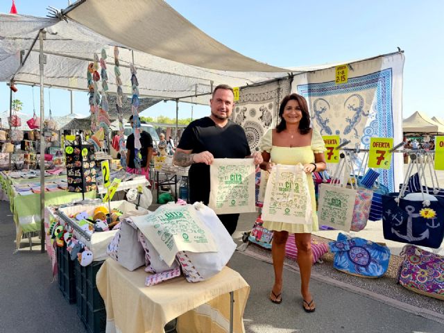 El Ayuntamiento de Lorca pone en marcha una campaña de promoción del mercado semanal de los jueves a través de la entrega gratuita de bolsas de la compra sostenibles