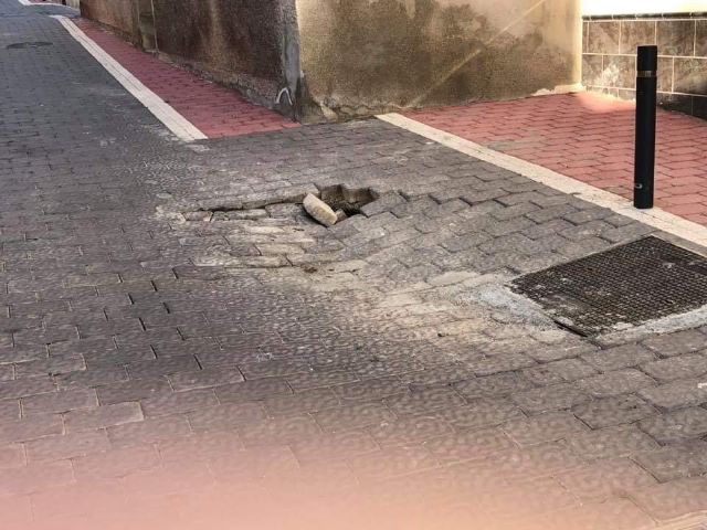 El Ayuntamiento trabaja para reparar la cesión de 6 m2 de firme en la calle Segunda Caída