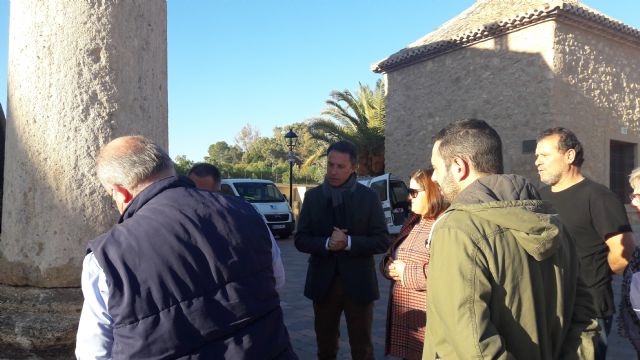 El Ayuntamiento restituye la columna ornamental derribada por un impacto en el recinto del Calvario