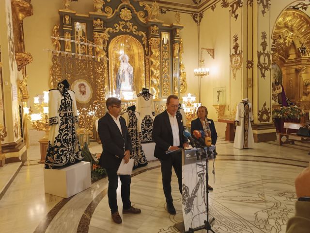 Presentación del estandarte de la santa faz tras su restauración y de cuatro túnicas que le sirven de acompañamiento