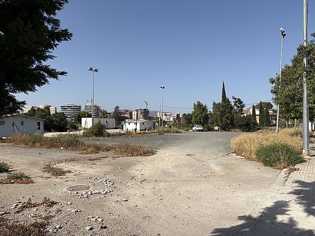 El PSOE solicita la rehabilitación integral y el vallado de la pista deportiva de Sutullena para dotar al barrio de San Fernando de un espacio digno para el deporte y el ocio juvenil