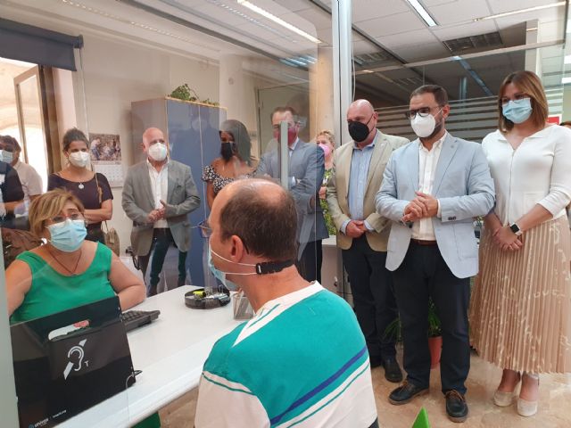 La Oficina de Registro de Lorca estrena un sistema de audiofrecuencia que permitirá a las personas con discapacidad auditiva realizar con sencillez sus trámites administrativos