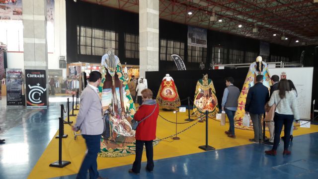 El Paso Blanco, abanderado del bordado lorquino en el salón “Capricho Cofrade” de Granada