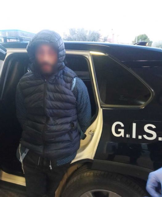 El operativo de seguridad desplegado por el Gobierno de Lorca a través de Policía Local en San Cristóbal detiene a un presunto ladrón y recupera un vehículo sustraído