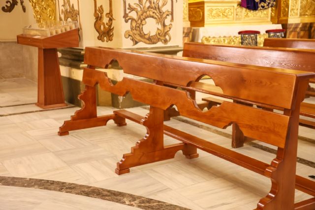 El Ayuntamiento entrega un 'ambón' de forja y dos bancos reclinatorios al Paso Blanco para la capilla del Rosario
