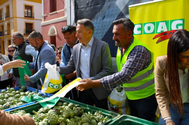 El alcalde reivindica a los agricultores lorquinos como 'auténtica Marca Espa&ntilde;a porque crean empleo y producen los alimentos más seguros y de mayor calidad de todo el mundo'