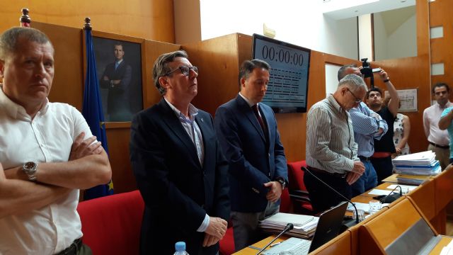 El Pleno del Ayuntamiento guarda un minuto de silencio en señal de condena ante los asesinatos de violencia de género