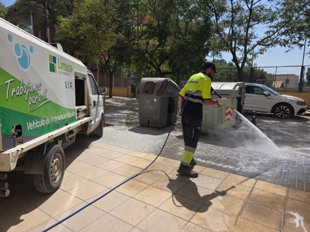 El dispositivo de limpieza municipal supera las más de 3.600 horas de trabajo en una semana y actúa en más de 200 puntos afectados por los orines de mascotas