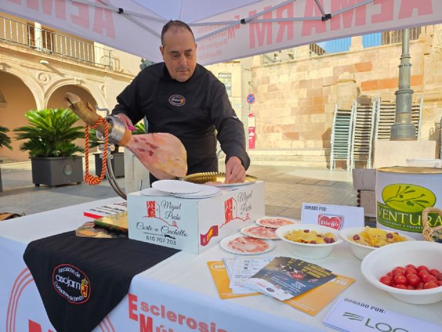Lorca se vuelca un año más con la Asociación de Esclerosis Múltiple de la Región de Murcia con la celebración del V Encuentro Solidario de Cortadores de Jamón