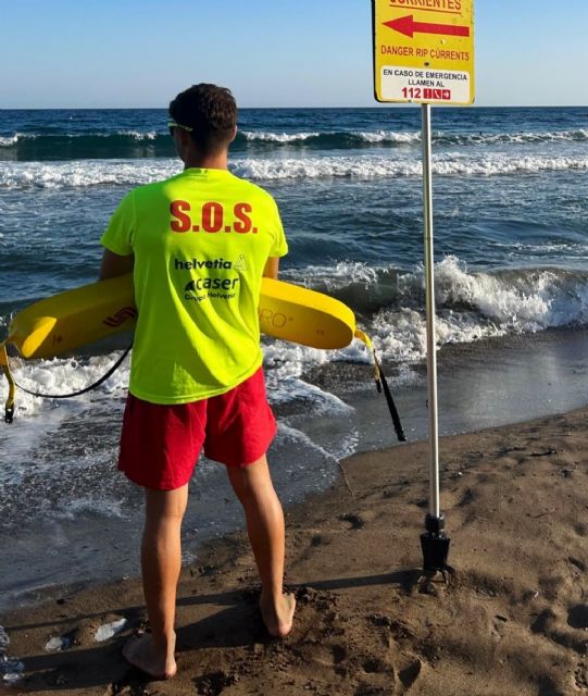 Socorristas del Servicio de Emergencias Municipal realizan un rescate de dos mujeres en la cala de Puntas de Calnegre