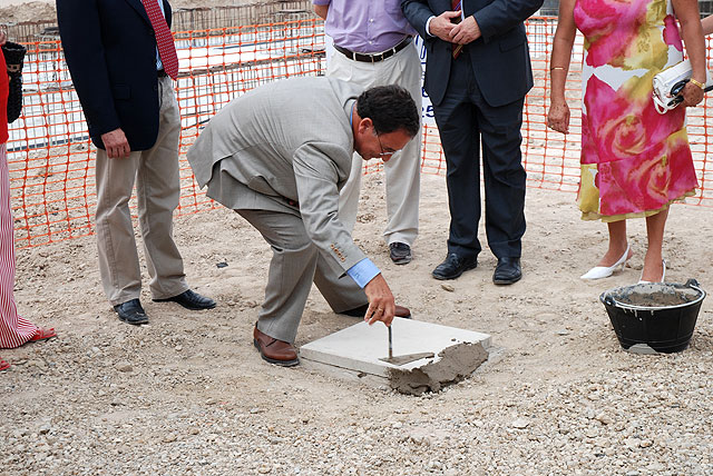 Bascuñana colocó la primera piedra del nuevo centro de Asprodes