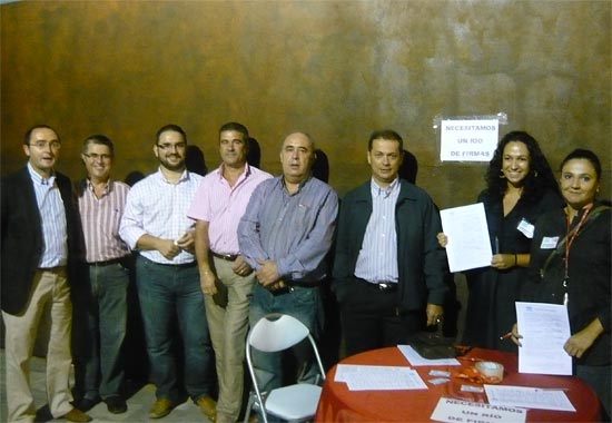 El secretario general del PSOE en Lorca, Diego Ferra (3i) junto a militantes de base y cargos orgánicos e institucionales de la Agrupación