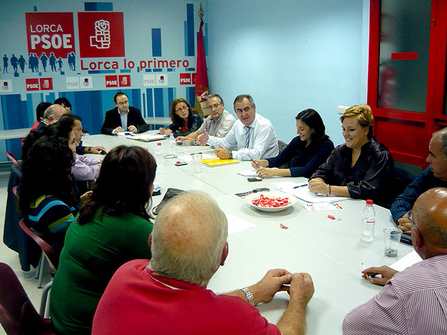 Reunión que el Delegado del Gobierno mantuvo con miembros del Grupo Municipal Socialista y de la Ejecutiva Local en la Casa del Pueblo