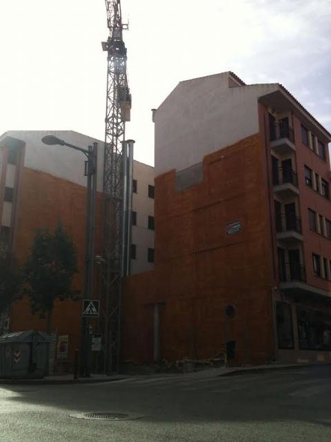 Inician en el barrio de San José de Lorca la reconstrucción de otro edificio demolido por los daños de los seísmos
