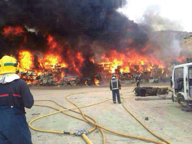Incendio en desguace de coches en La Hoya de Lorca