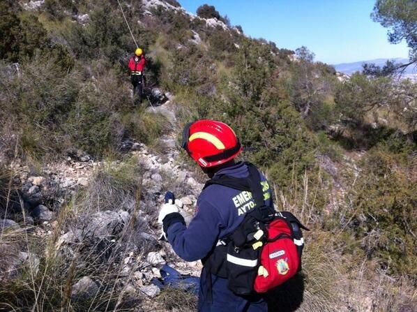 Protección Civil rescata con un helicóptero a un senderista en la falda sur de la Sierra del Pericay