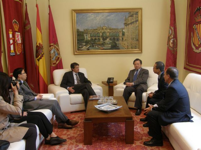 El Alcalde de Lorca recibe en el Ayuntamiento al Embajador de la República Popular de China en España