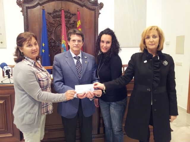 Los vecinos de la pedanía lorquina de Doña Inés donan a la Mesa Solidaria de Lorca 1.000€ de la subvención municipal de sus fiestas que cancelaron en 2011 por los seísmos