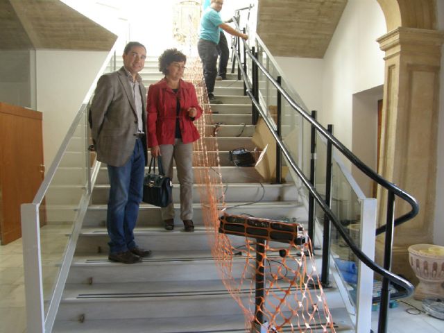 El Ayuntamiento de Lorca instala un salvaescaleras