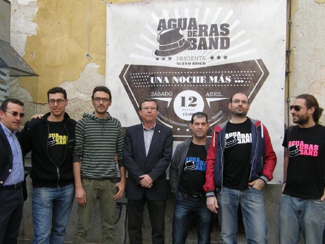 El grupo de raíces lorquinas 'Agua de Ras Band' presenta este sábado a las 17:30 horas su primer disco 'Una noche más …' en la calle Corredera