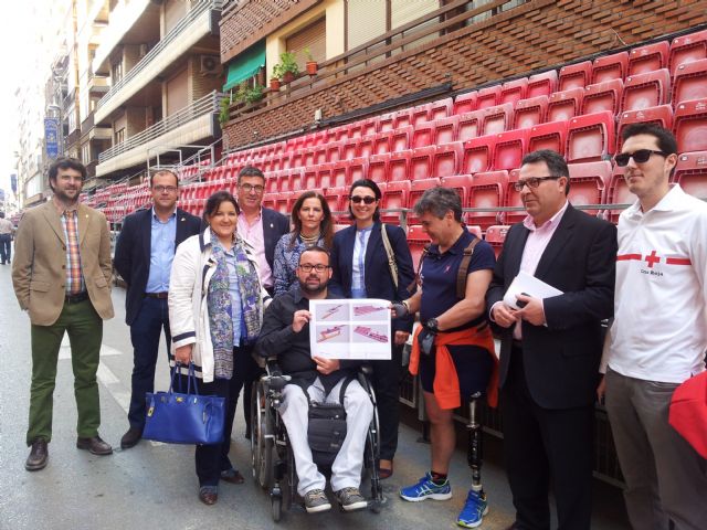 Ayuntamiento de Lorca y Cruz Roja ponen en marcha este año un nuevo servicio para ayudar a las personas con dificultades de movilidad a acceder a los palcos de Semana Santa