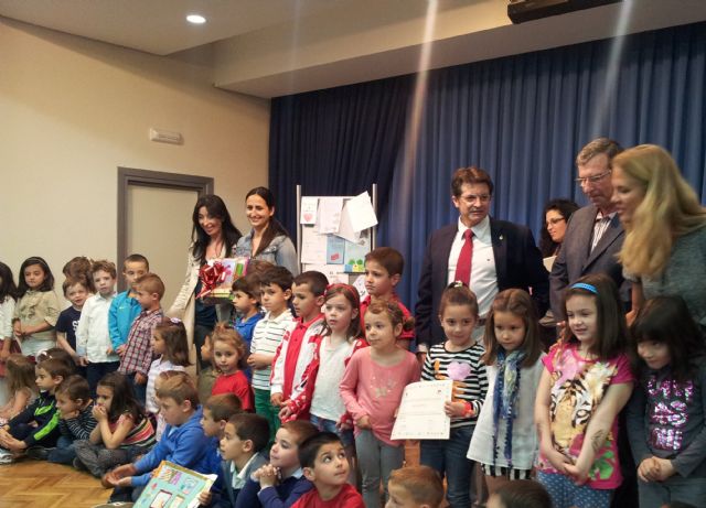 El Alcalde destaca la importancia de la lectura entre los escolares como herramienta de aprendizaje y conocimiento