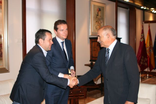 El jefe del Ejecutivo murciano recibe al presidente de la Confederación Comarcal de Organizaciones Empresariales de Lorca (Ceclor)