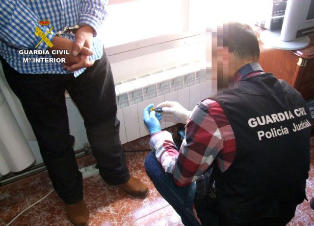 La Guardia Civil detiene a un hombre por tener archivos pedófilos en el teléfono móvil