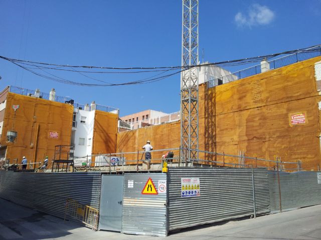 El Ayuntamiento felicita a los vecinos del edificio 'Puertas de Lorca', que han iniciado los trabajos para su reconstrucción