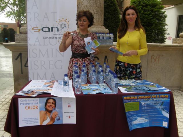 Campaña ante el calor con el reparto de 300 botellines de agua, 300 muestras de cremas solares y folletos informativos