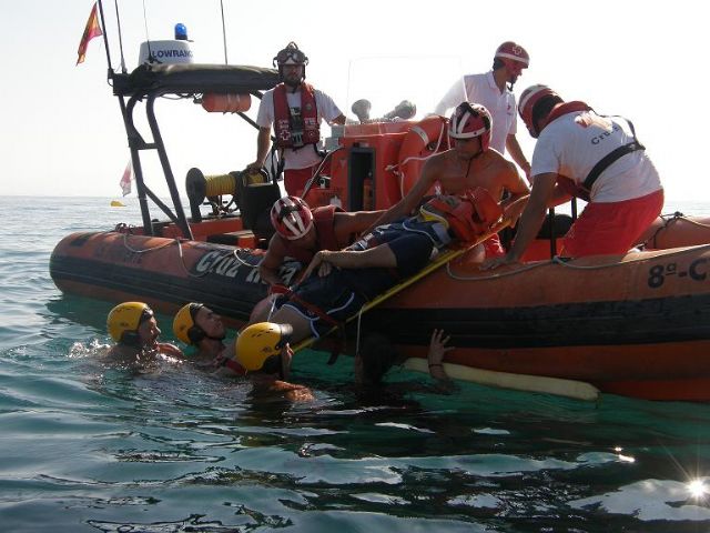 60 efectivos participan en un simulacro de incendio de una embarcación en Puntas de Calnegre