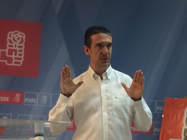 Martínez Fajardo presentó anoche a los militantes socialistas su candidatura a las primarias del PSOE en Lorca