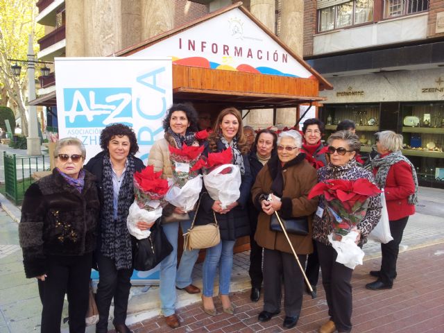 El Ayuntamiento participa en la venta benéfica anual de flores de Pascua de la asociación Alzheimer Lorca
