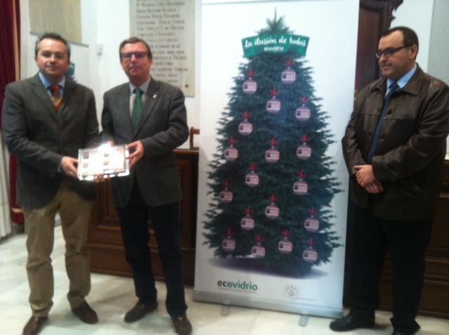 Ecovidrio entrega a la Mesa Solidaria de Lorca los 150 décimos de lotería de Navidad con el número 21026