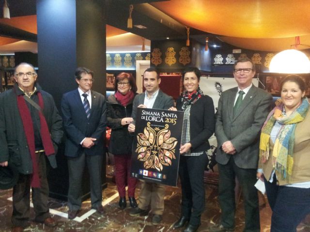 El Alcalde presenta el diseño ganador del III Concurso de Carteles de promoción turística de la Semana Santa de Lorca