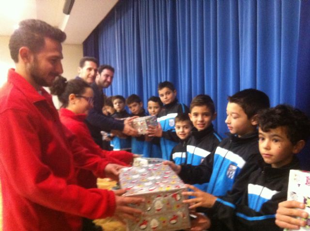 El Lorca Fútbol Base entrega a Cruz Roja casi 600 juguetes para los niños y niñas más desfavorecidos