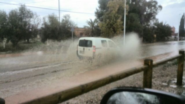 El PSOE denuncia que la antigua Carretera de Águilas continúa anegándose con el agua de lluvia pese a su remodelación