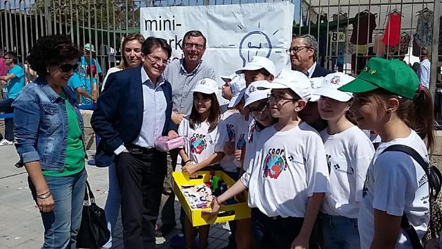 Más de 450 alumnos procedentes de 18 centros educativos de toda la comarca participan el primer Mini-Market escolar celebrado en Lorca