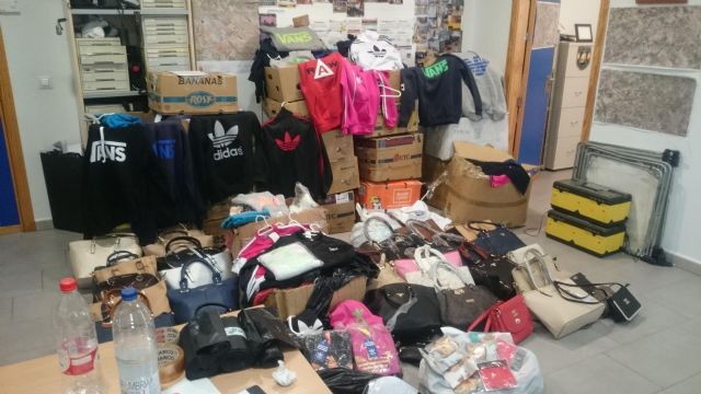 Seis detenidos en el Mercado Semanal de Purias al incautarles 800 artículos textiles presuntamente falsificados